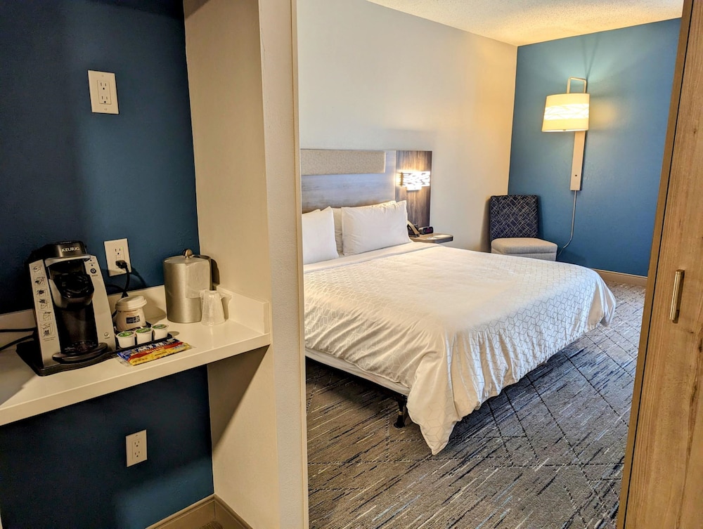 holiday inn express indianapolis airport by ihg
