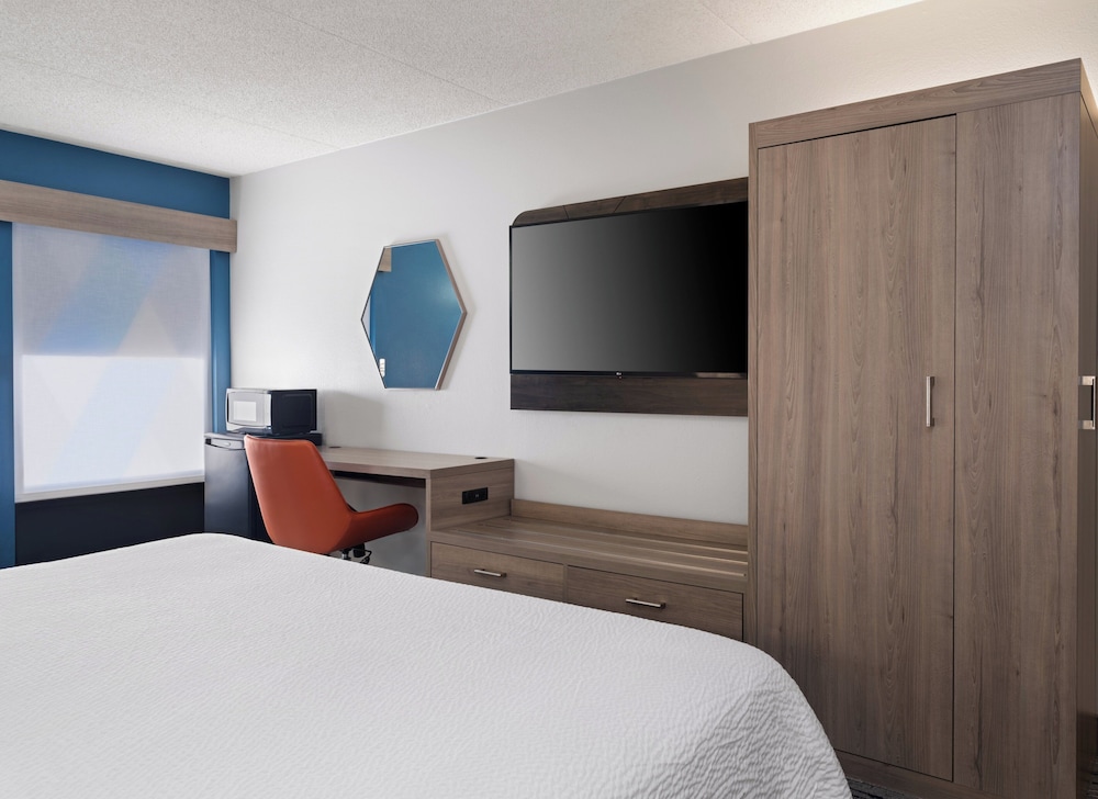 holiday inn express indianapolis airport by ihg