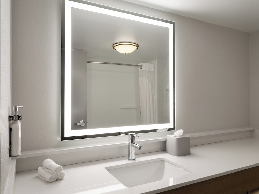 holiday inn express indianapolis airport by ihg