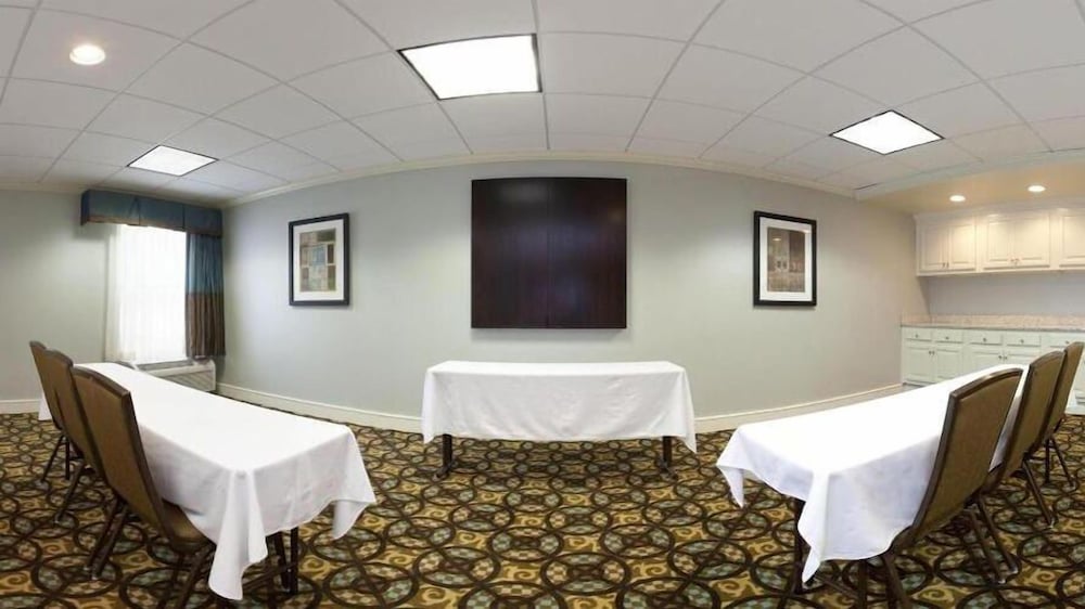holiday inn express indianapolis airport by ihg