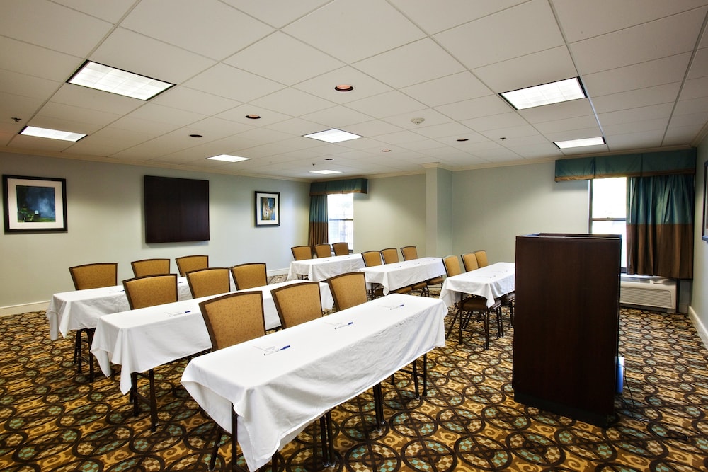 holiday inn express indianapolis airport by ihg