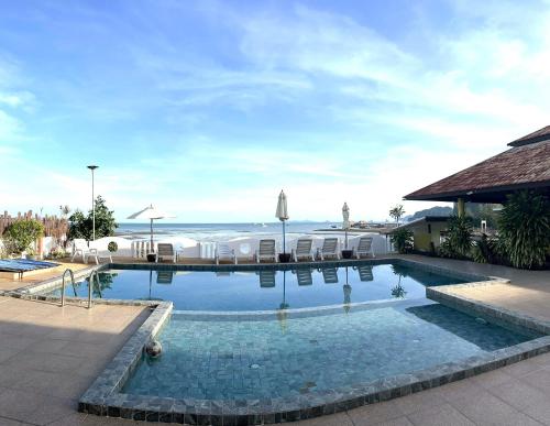 anyavee chom by the sea