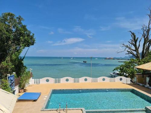 anyavee chom by the sea