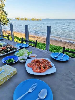 anyavee chom by the sea