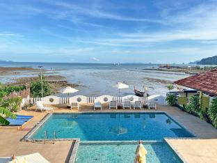 anyavee chom by the sea