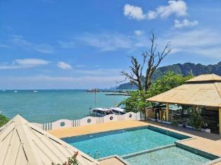 anyavee chom by the sea