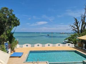 anyavee chom by the sea