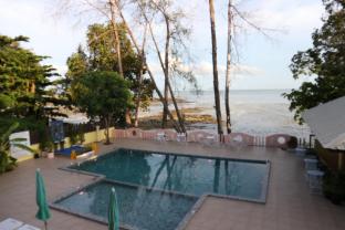 anyavee chom by the sea