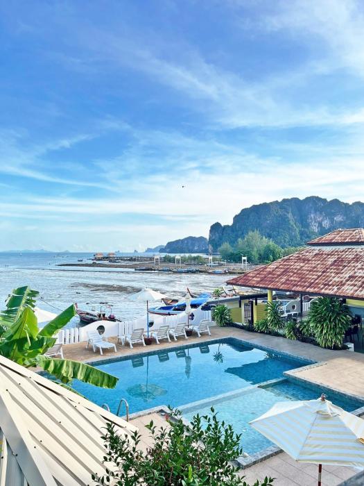anyavee chom by the sea