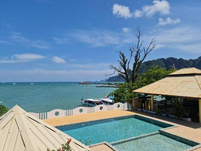 anyavee chom by the sea