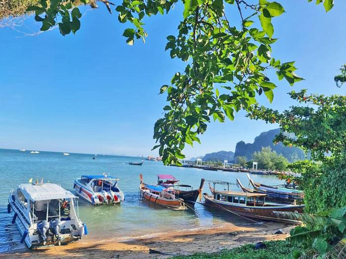 anyavee chom by the sea