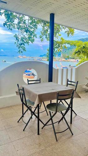 anyavee chom by the sea