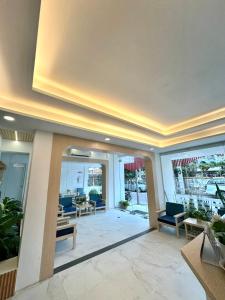 smile court