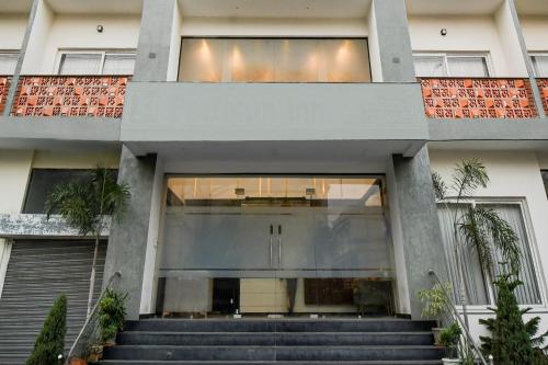 super townhouse vibhuti khand gomti nagar formerly pratham inn