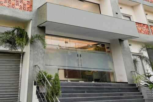 super townhouse vibhuti khand gomti nagar formerly pratham inn