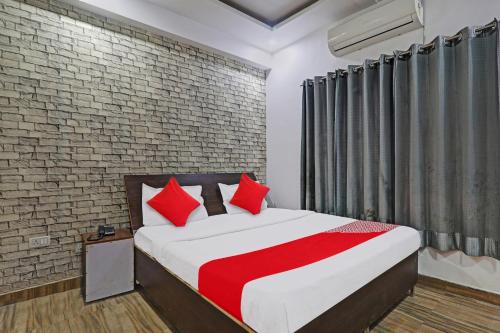 Hotel O Apm Inn,B/504 , Surendra Nagar In Front Of High Court, Faizabad Road, Kamta Chinhut,4 star