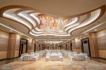radisson red indore
