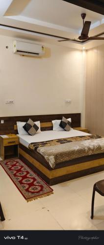 Shree Radharaman Palace,,2 star