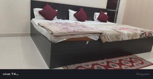 Shree Radharaman Palace,,2 star