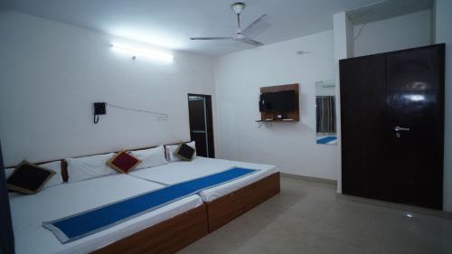 Hotel Apoorv Near Railway Station,,3 star