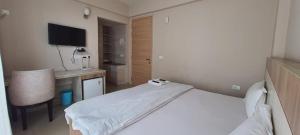 radhe krishna sarnam luxury stay
