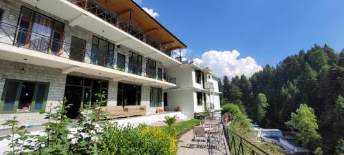 Doghari Stays - Auberge,Manu Temple Road,3 star