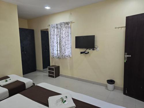 Gt Empire Hotel Near Chennai Trade Centre,No 3/81, Valluvar Salai, Sri Chaitanya School Opp, Ramupuram,2 star