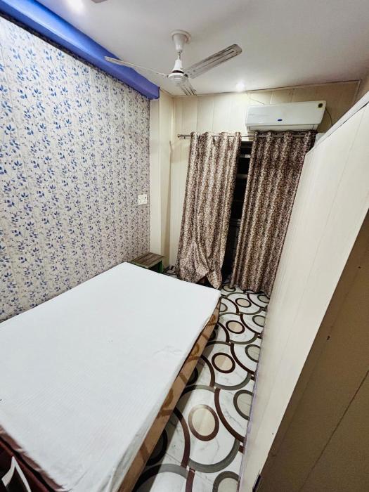 gayatri paying guest house