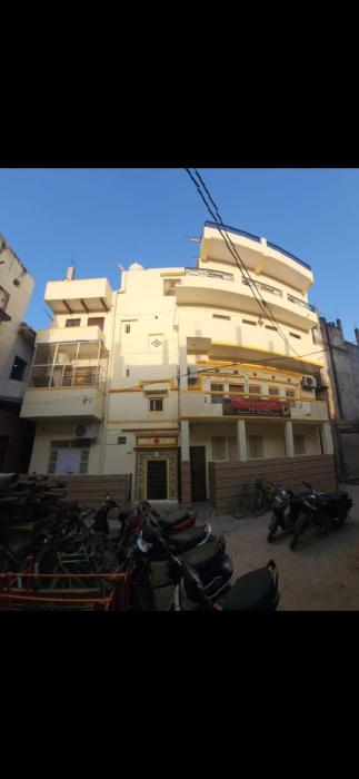 gayatri paying guest house