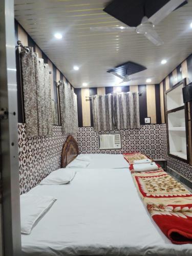 gayatri paying guest house