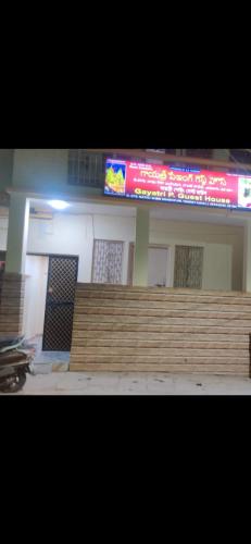 gayatri paying guest house