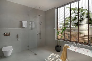 the white resort and spa pawna