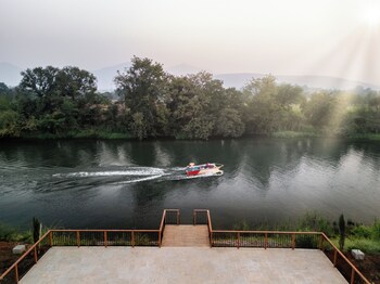the white resort and spa pawna