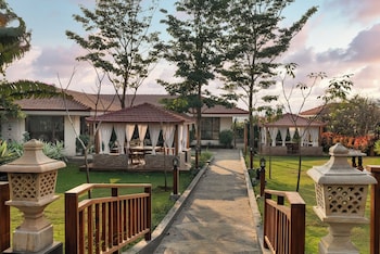 the white resort and spa pawna