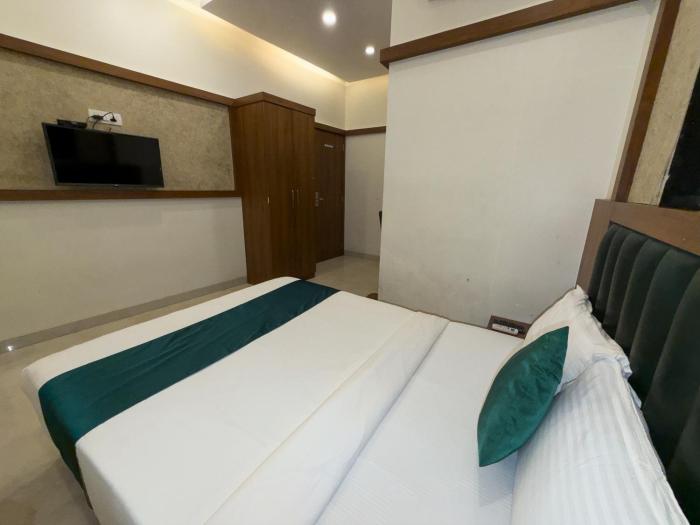 hotel downtown near us embassy