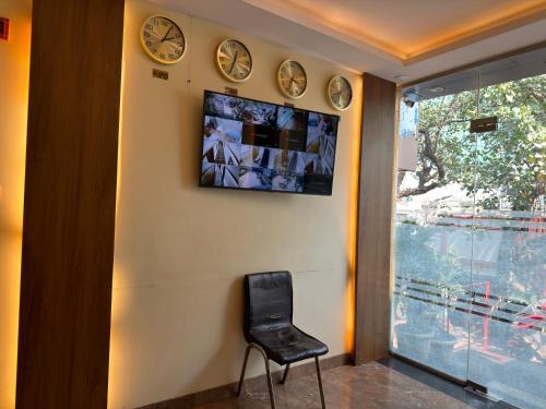 hotel downtown near us embassy