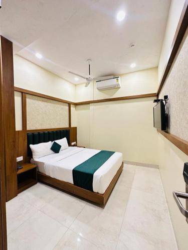 hotel downtown near us embassy