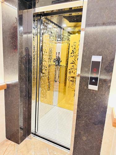 hotel downtown near us embassy