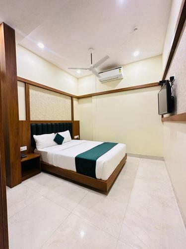 hotel downtown near us embassy