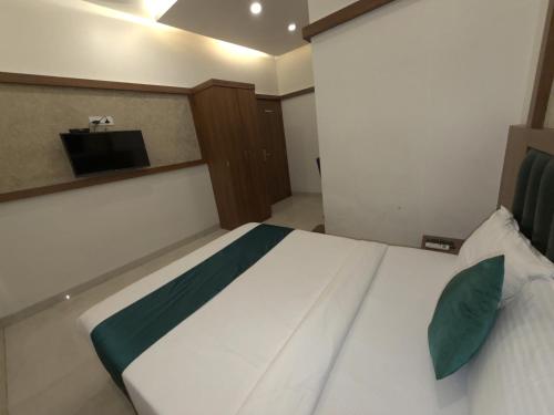 hotel downtown near us embassy