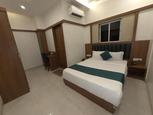 hotel downtown near us embassy