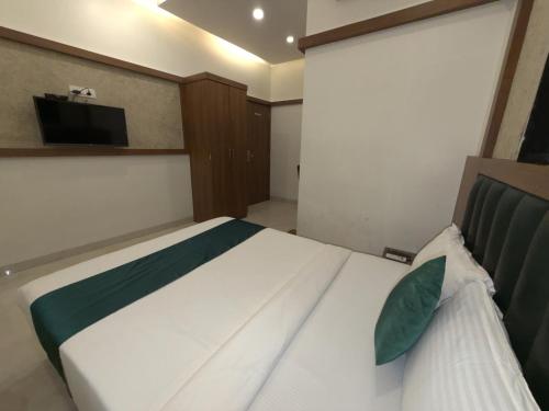 hotel downtown near us embassy