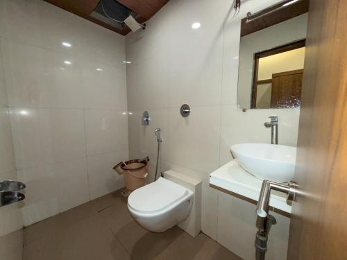 hotel downtown near us embassy