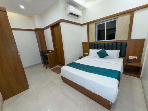 hotel downtown near us embassy