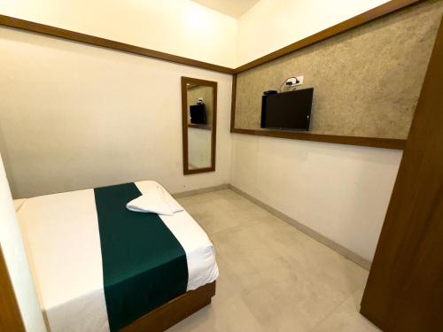 hotel downtown near us embassy