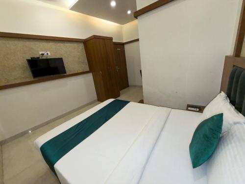 hotel downtown near us embassy