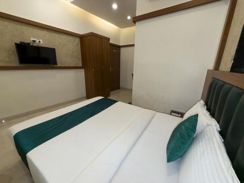 hotel downtown near us embassy