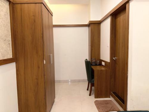 hotel downtown near us embassy