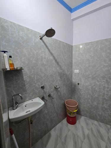 avadh dham guest house