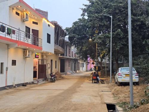 avadh dham guest house